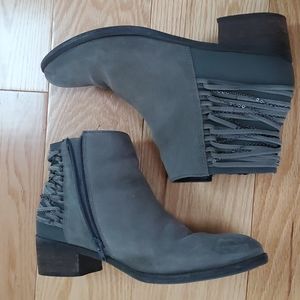 Steve Madden gray leather booties with chain design made in Brazil sz 7.5